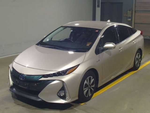 12590 Toyota Prius phv ZVW52 2017 г. (TAA Yokohama)